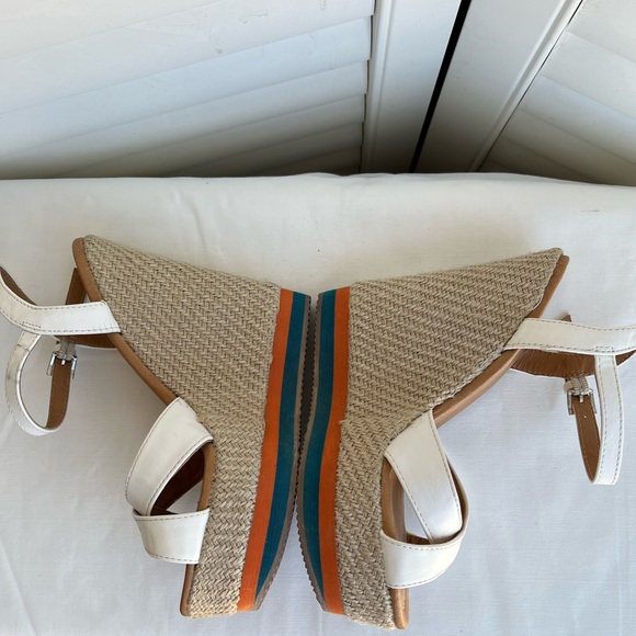 QUPID “RARE” WHITE PLATFORM WEDGES SZ 6 - Picture 6 of 12